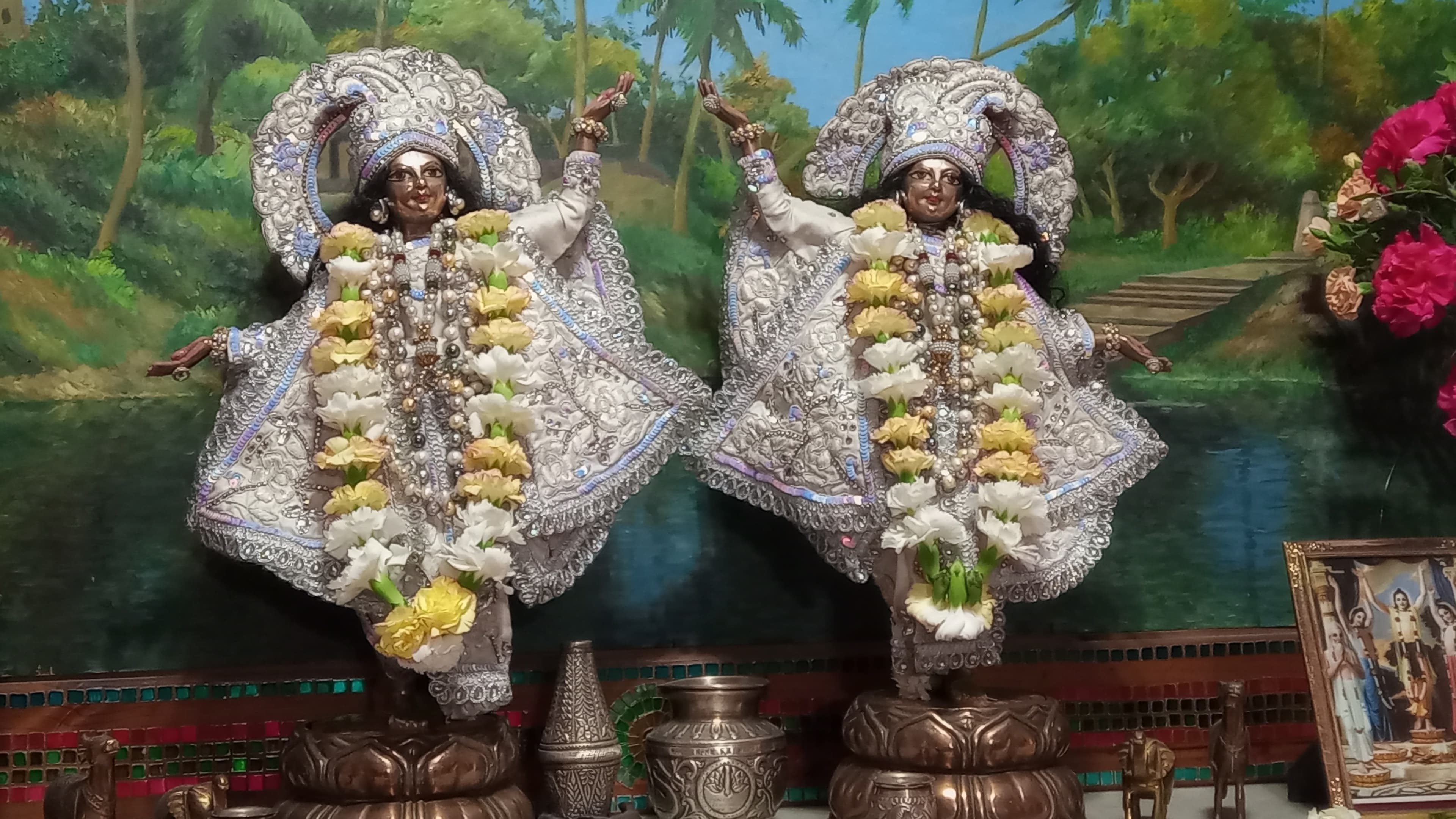 Comunidad y altar en el Templo Hare Krishna Barcelona